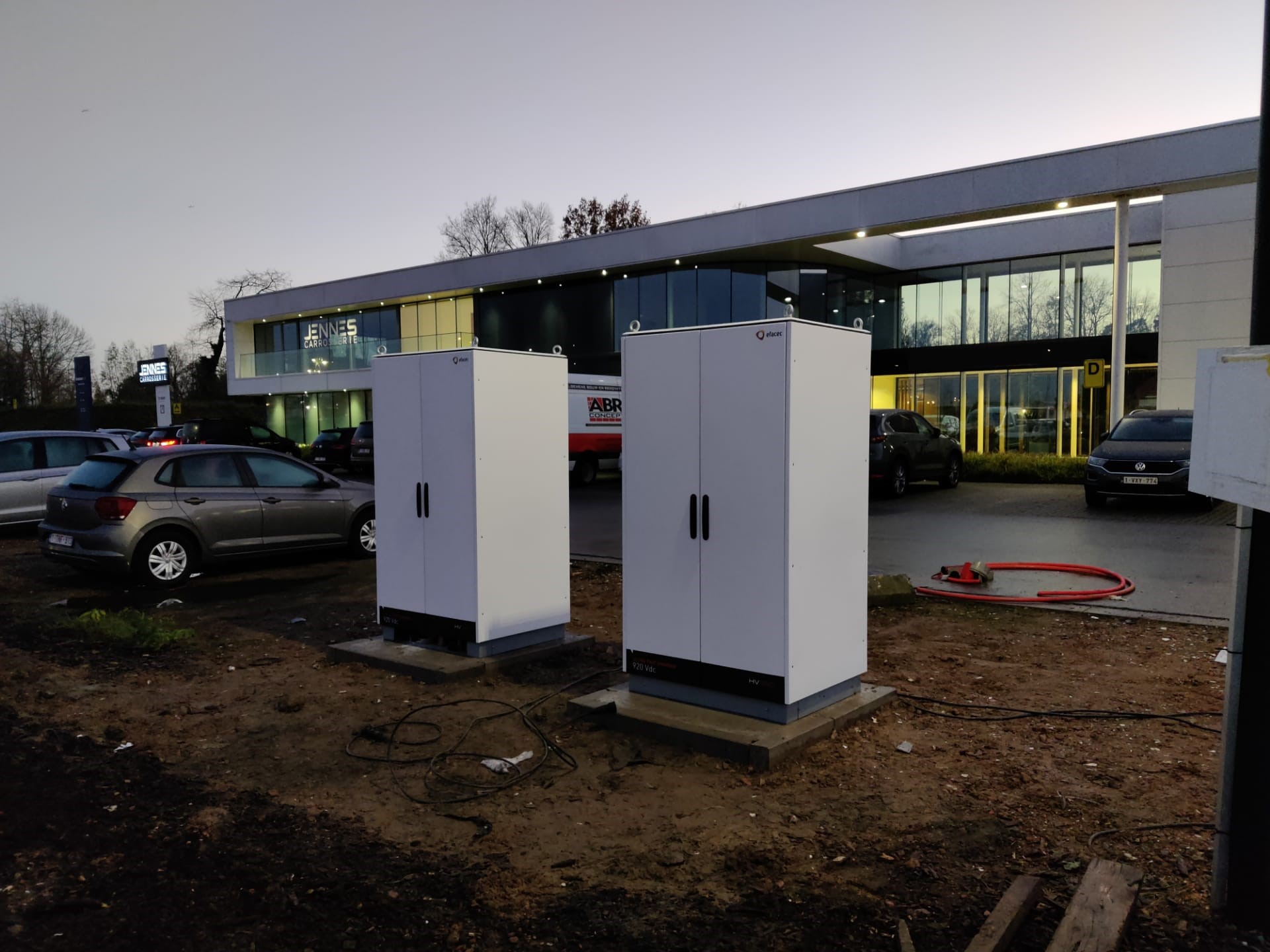 Ultra Fast Charger 320kW 800V chez Jennes