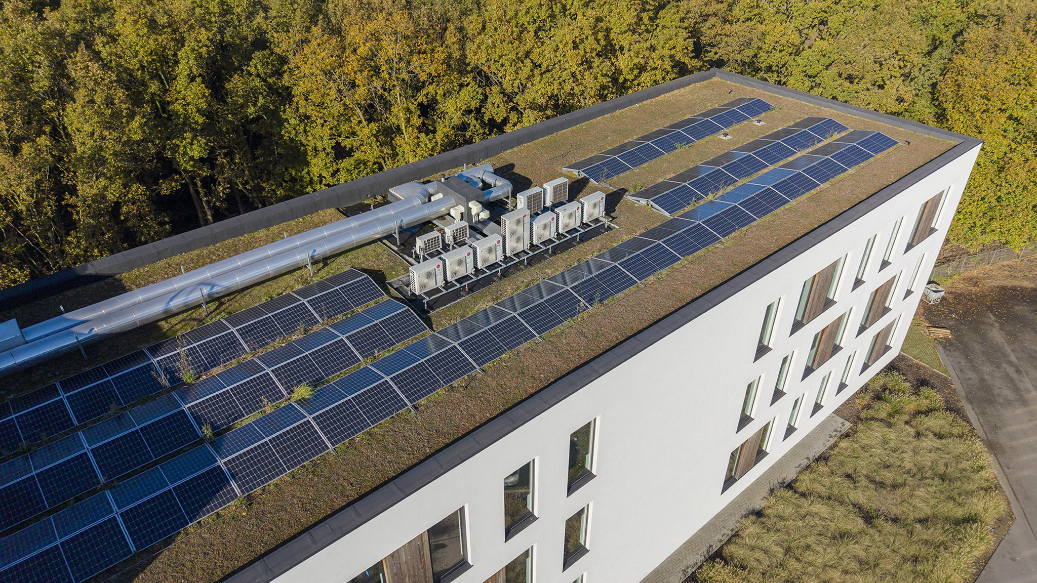 Panneaux solaires en toiture pour bâtiments d'entreprise